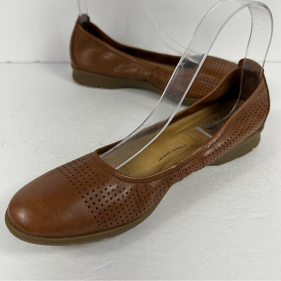 ❤️ Clarks Tan Perforated Loafers - Picture 4 of 9